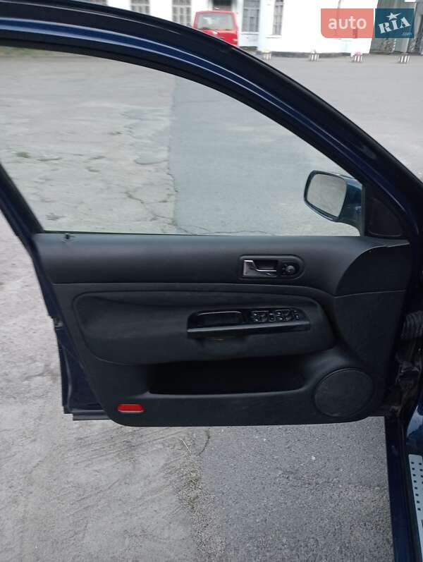 Хэтчбек Volkswagen Golf 2002 в Корсуне-Шевченковском