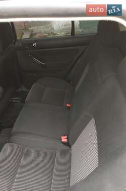 Хетчбек Volkswagen Golf 1999 в 