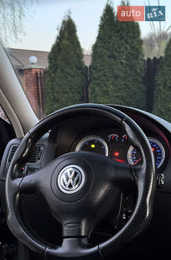 Хэтчбек Volkswagen Golf 2002 в 