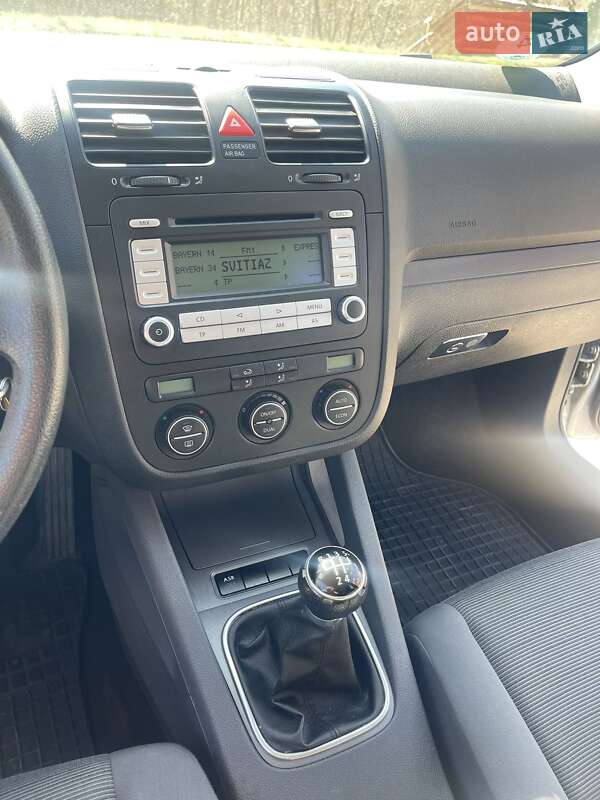 Хетчбек Volkswagen Golf 2006 в Рівному