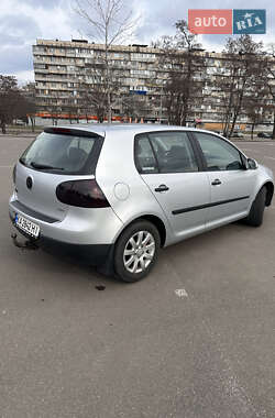 Хэтчбек Volkswagen Golf 2004 в 