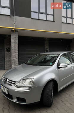 Хэтчбек Volkswagen Golf 2005 в 