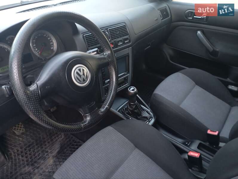 Хэтчбек Volkswagen Golf 2002 в Луцке