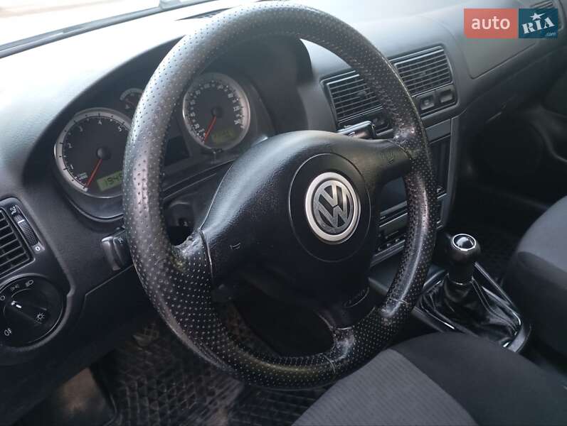 Хэтчбек Volkswagen Golf 2002 в Луцке