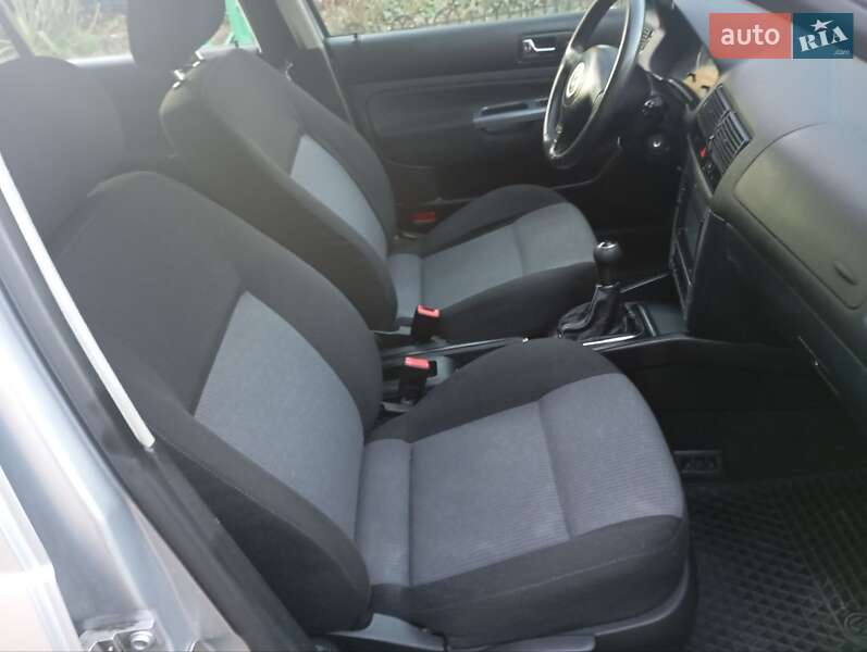 Хэтчбек Volkswagen Golf 2002 в Луцке