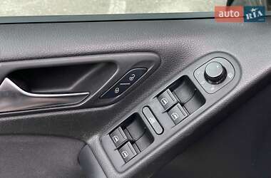 Хэтчбек Volkswagen Golf 2010 в 