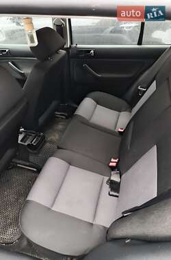 Хэтчбек Volkswagen Golf 2001 в 