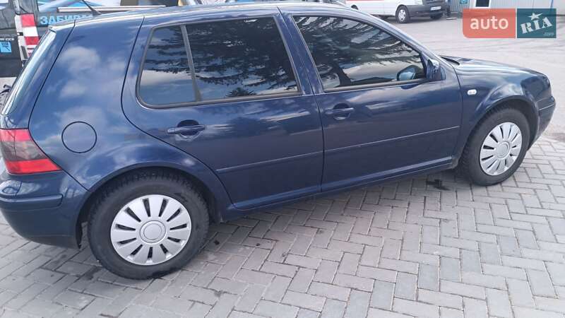 Хэтчбек Volkswagen Golf 2002 в Корсуне-Шевченковском