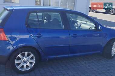 Хэтчбек Volkswagen Golf 2004 в 