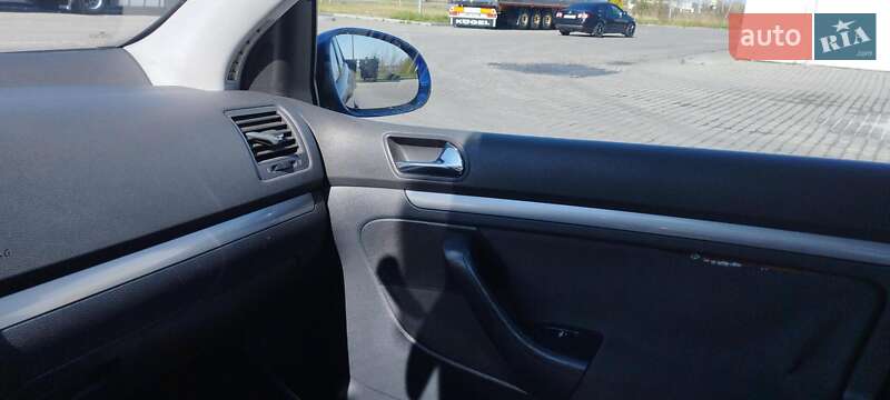 Хетчбек Volkswagen Golf 2004 в Рава-Руській