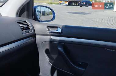 Хэтчбек Volkswagen Golf 2004 в 