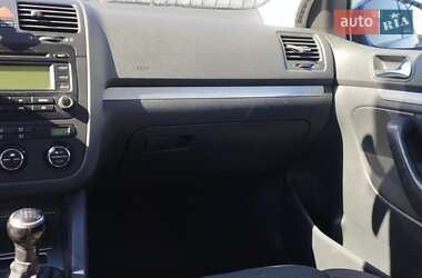 Хэтчбек Volkswagen Golf 2004 в 