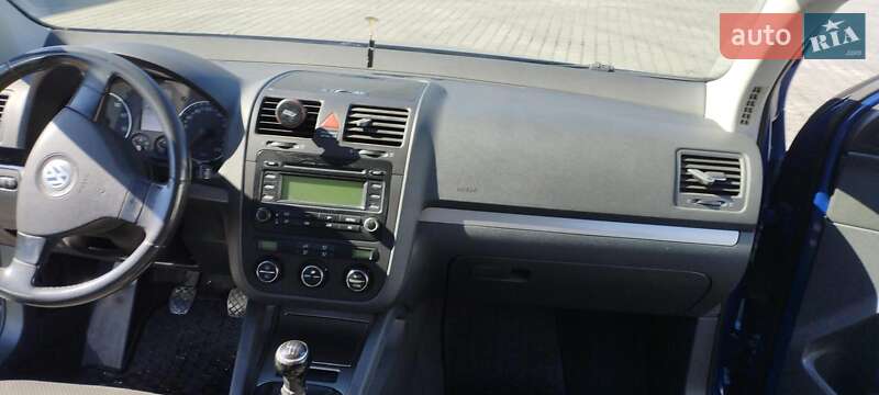 Хетчбек Volkswagen Golf 2004 в Рава-Руській