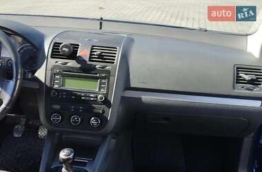 Хэтчбек Volkswagen Golf 2004 в 