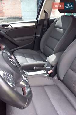 Хетчбек Volkswagen Golf 2011 в 