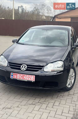 Хэтчбек Volkswagen Golf 2005 в 
