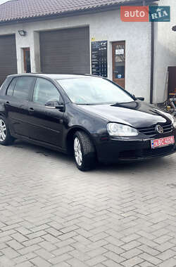 Хэтчбек Volkswagen Golf 2005 в 