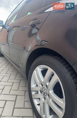 Хэтчбек Volkswagen Golf 2005 в 