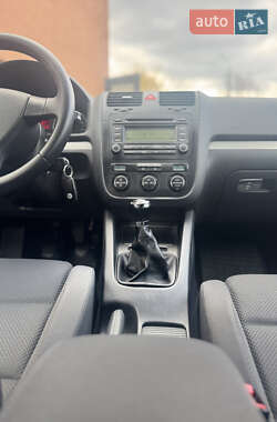 Хэтчбек Volkswagen Golf 2005 в 