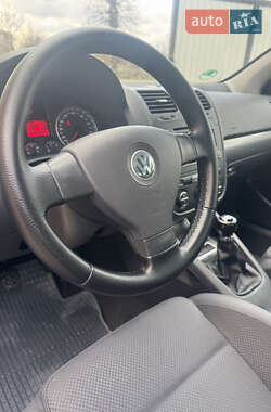 Хэтчбек Volkswagen Golf 2005 в 