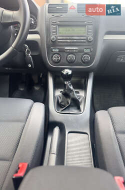 Хэтчбек Volkswagen Golf 2005 в 