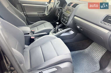 Хэтчбек Volkswagen Golf 2005 в 