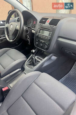 Хэтчбек Volkswagen Golf 2005 в 