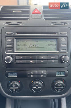 Хэтчбек Volkswagen Golf 2005 в 