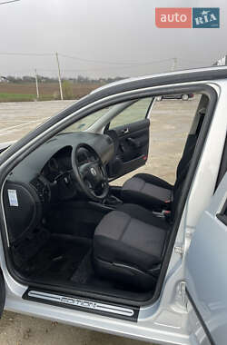 Хэтчбек Volkswagen Golf 2000 в 