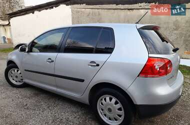 Хэтчбек Volkswagen Golf 2005 в 