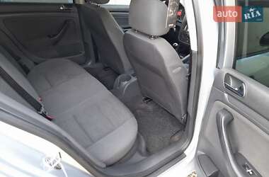 Хэтчбек Volkswagen Golf 2005 в 