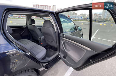 Хэтчбек Volkswagen Golf 2009 в 