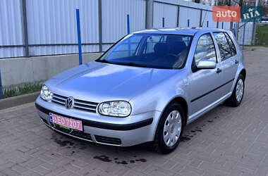 Хэтчбек Volkswagen Golf 2002 в 