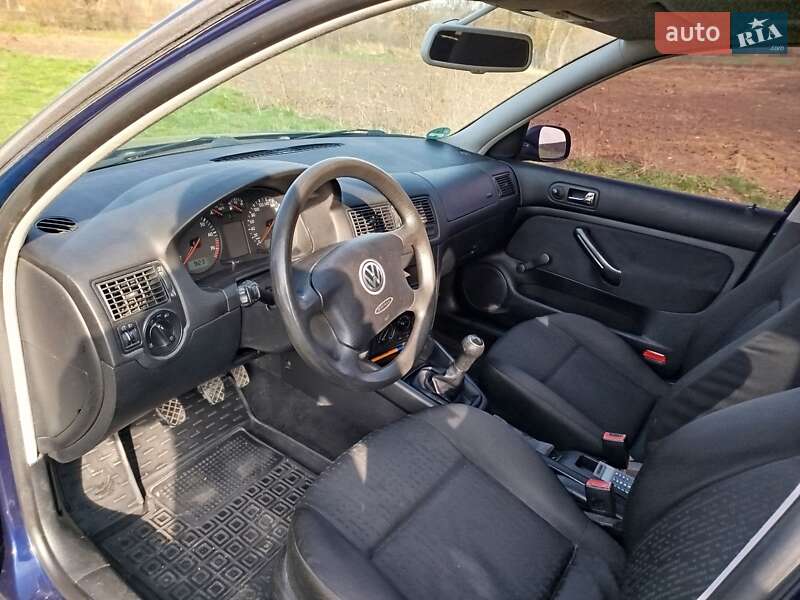 Хэтчбек Volkswagen Golf 2001 в Вендичанах