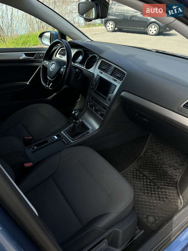 Хэтчбек Volkswagen Golf 2016 в Днепре