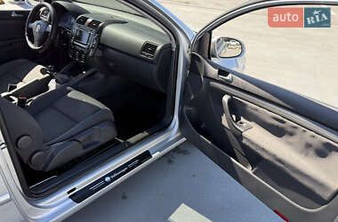 Хетчбек Volkswagen Golf 2006 в 