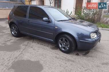 Хэтчбек Volkswagen Golf 2001 в 