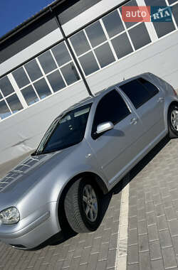 Хэтчбек Volkswagen Golf 2003 в 