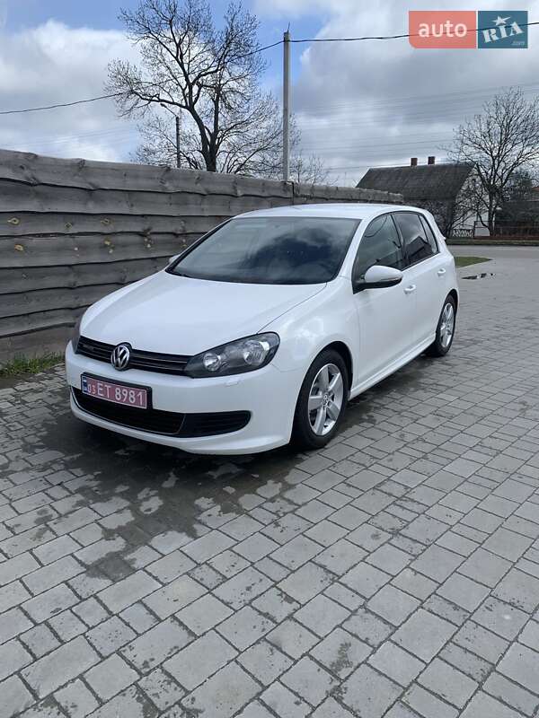 Хэтчбек Volkswagen Golf 2012 в 