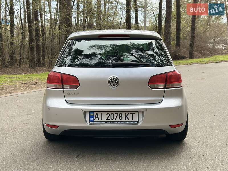 Хэтчбек Volkswagen Golf 2010 в Киеве