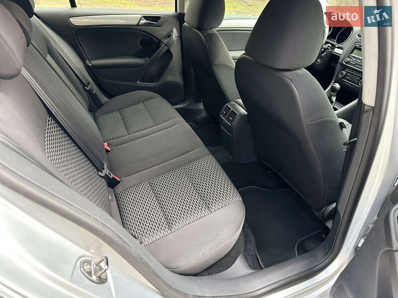 Хэтчбек Volkswagen Golf 2010 в Киеве