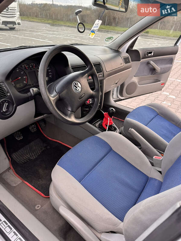 Хэтчбек Volkswagen Golf 2001 в Черновцах