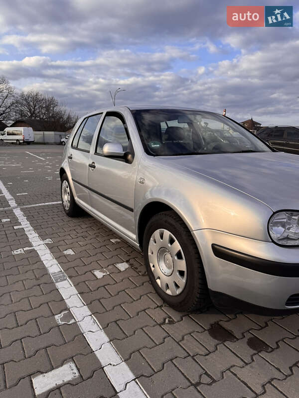 Хэтчбек Volkswagen Golf 2001 в Черновцах