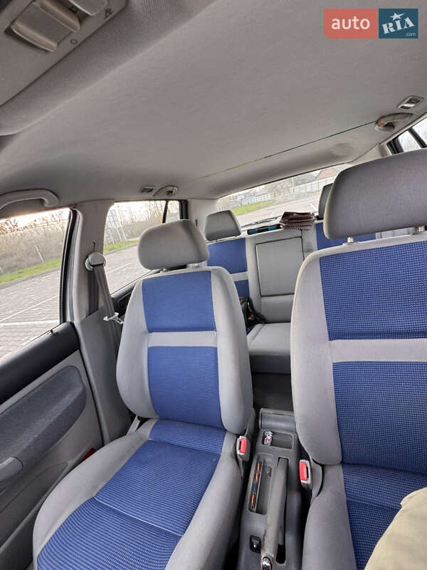 Хэтчбек Volkswagen Golf 2001 в Черновцах