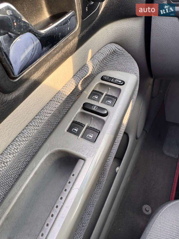 Хэтчбек Volkswagen Golf 2001 в Черновцах