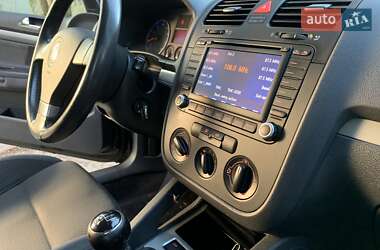 Хэтчбек Volkswagen Golf 2005 в 