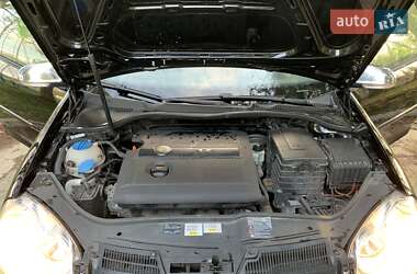 Хэтчбек Volkswagen Golf 2005 в 