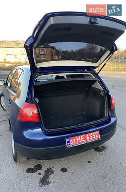 Хэтчбек Volkswagen Golf 2005 в 