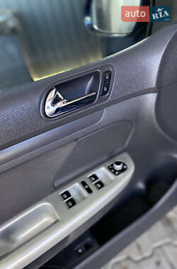 Хэтчбек Volkswagen Golf 2005 в 