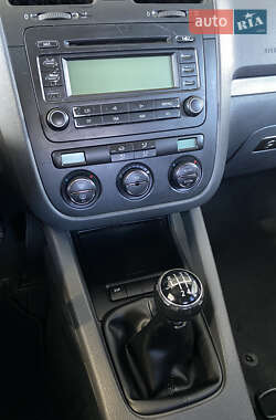 Хэтчбек Volkswagen Golf 2005 в 